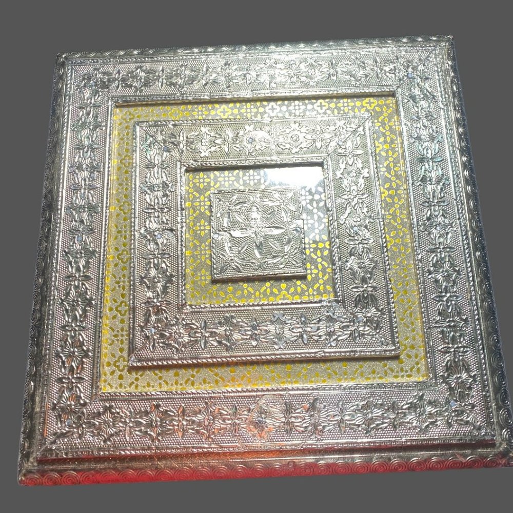 GORGEOUS GOLDEN  WOODEN DISPLAY OR PRESENTATION / MOMENTOS BOX